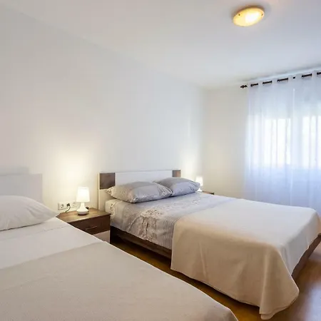 Anna With Free Private Parking Apartment *