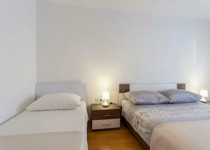 Anna With Free Private Parking Apartament